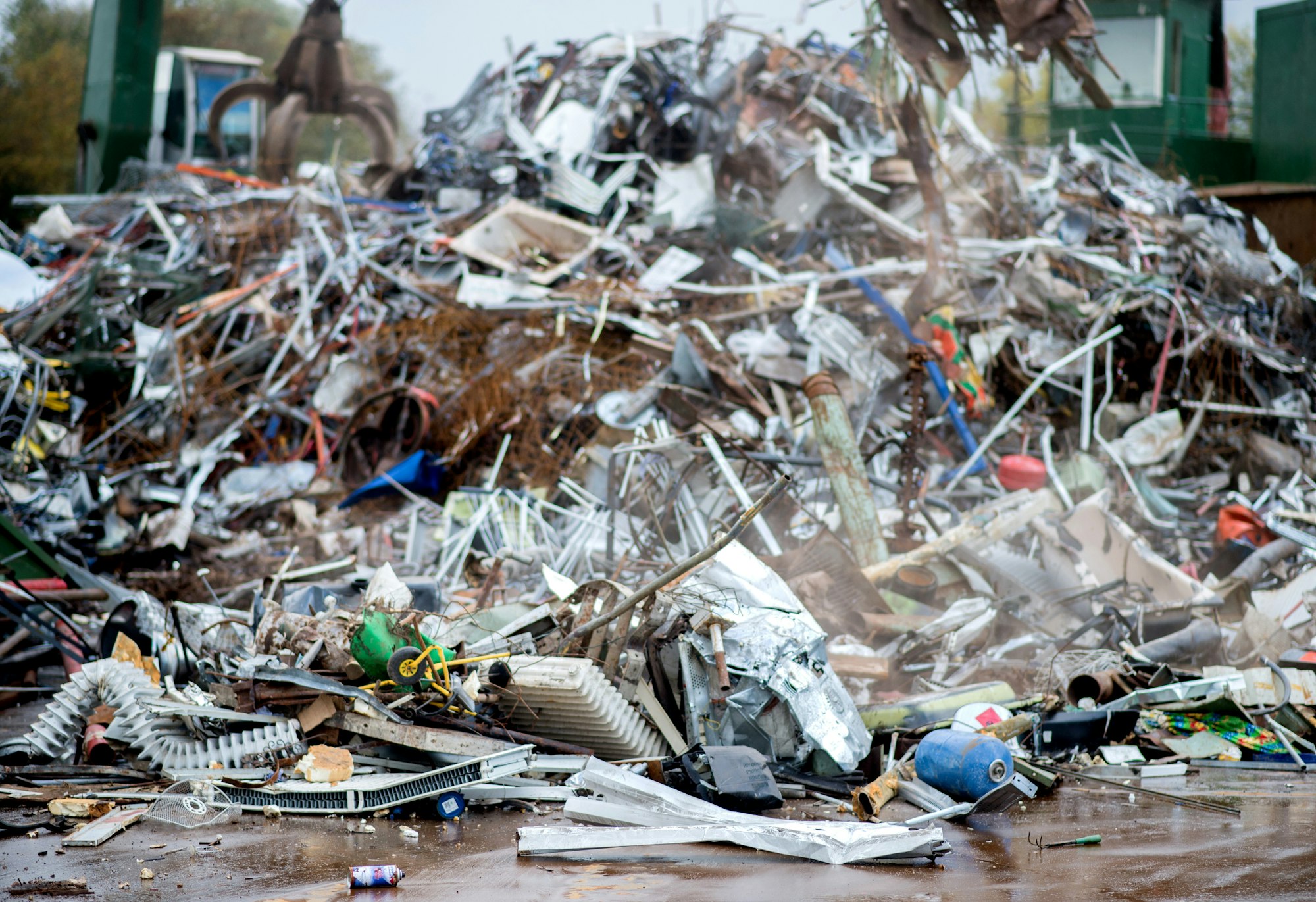 Sortierter Metallschrott liegt auf einem Recyclinghof auf einem Stapel.