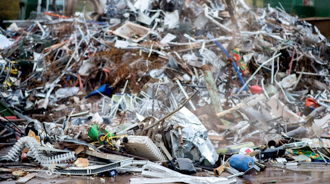 Sortierter Metallschrott liegt auf einem Recyclinghof auf einem Stapel.