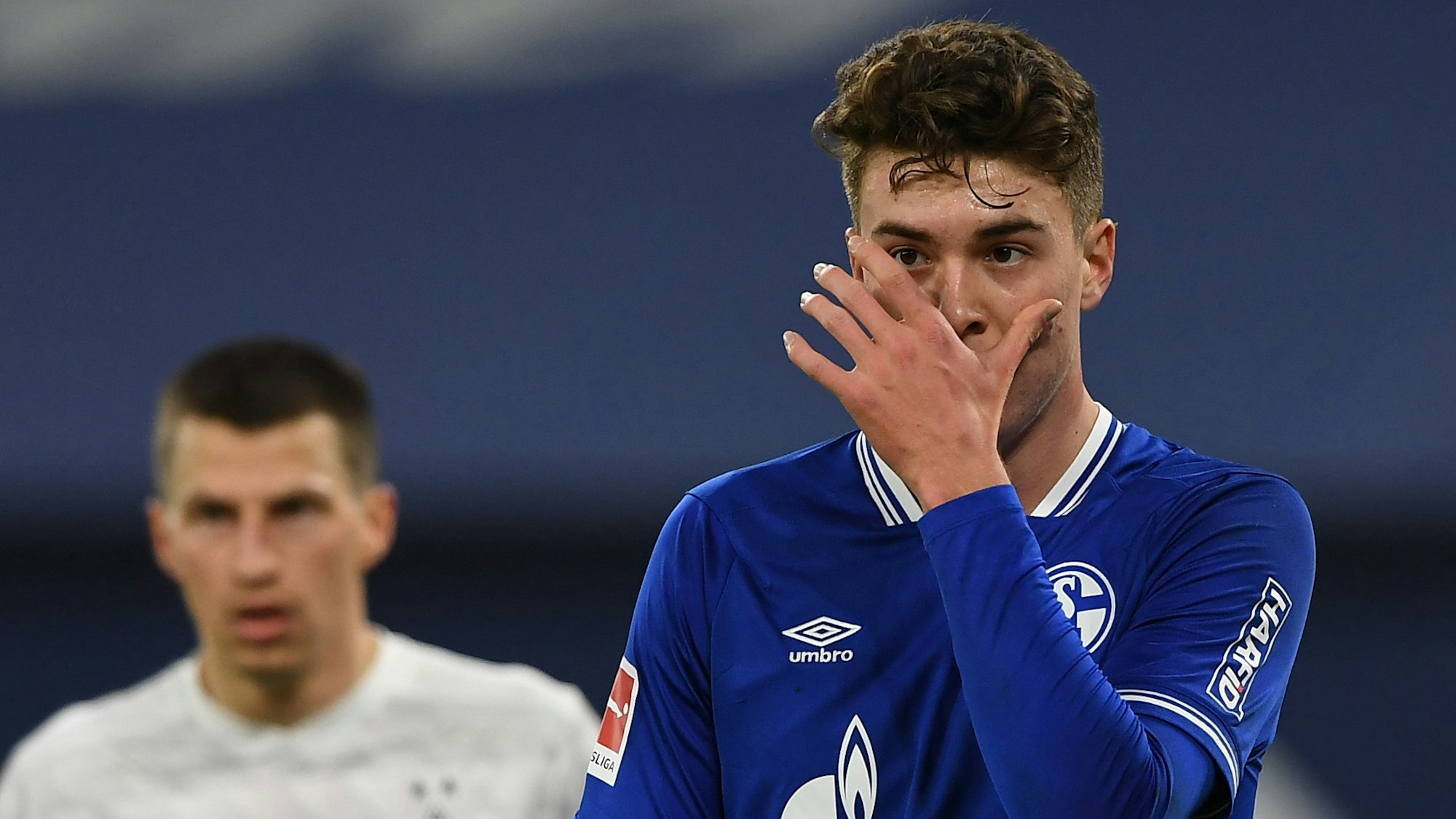 Schalkes Matthew Hoppe fasst sich vors Gesicht.