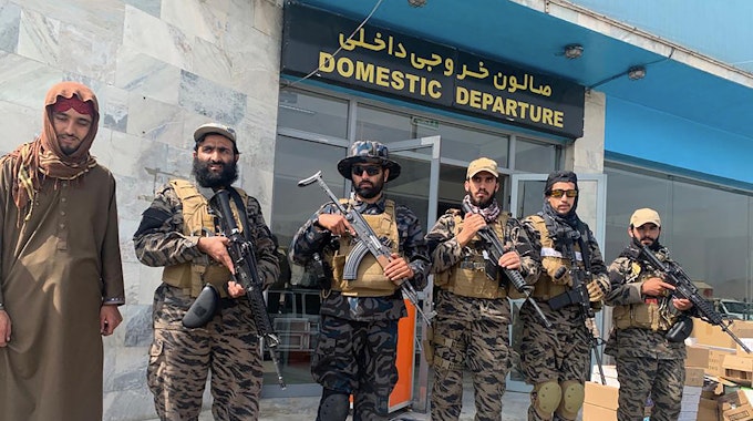 Kämpfer der Taliban stehen nach dem Abzug der USA auf dem internationalen Flughafen Hamid Karzai. Mit dem Abzug der letzten US-Soldaten vom Flughafen Kabul haben die Vereinigten Staaten den Militäreinsatz in Afghanistan nach fast 20 Jahren beendet.
