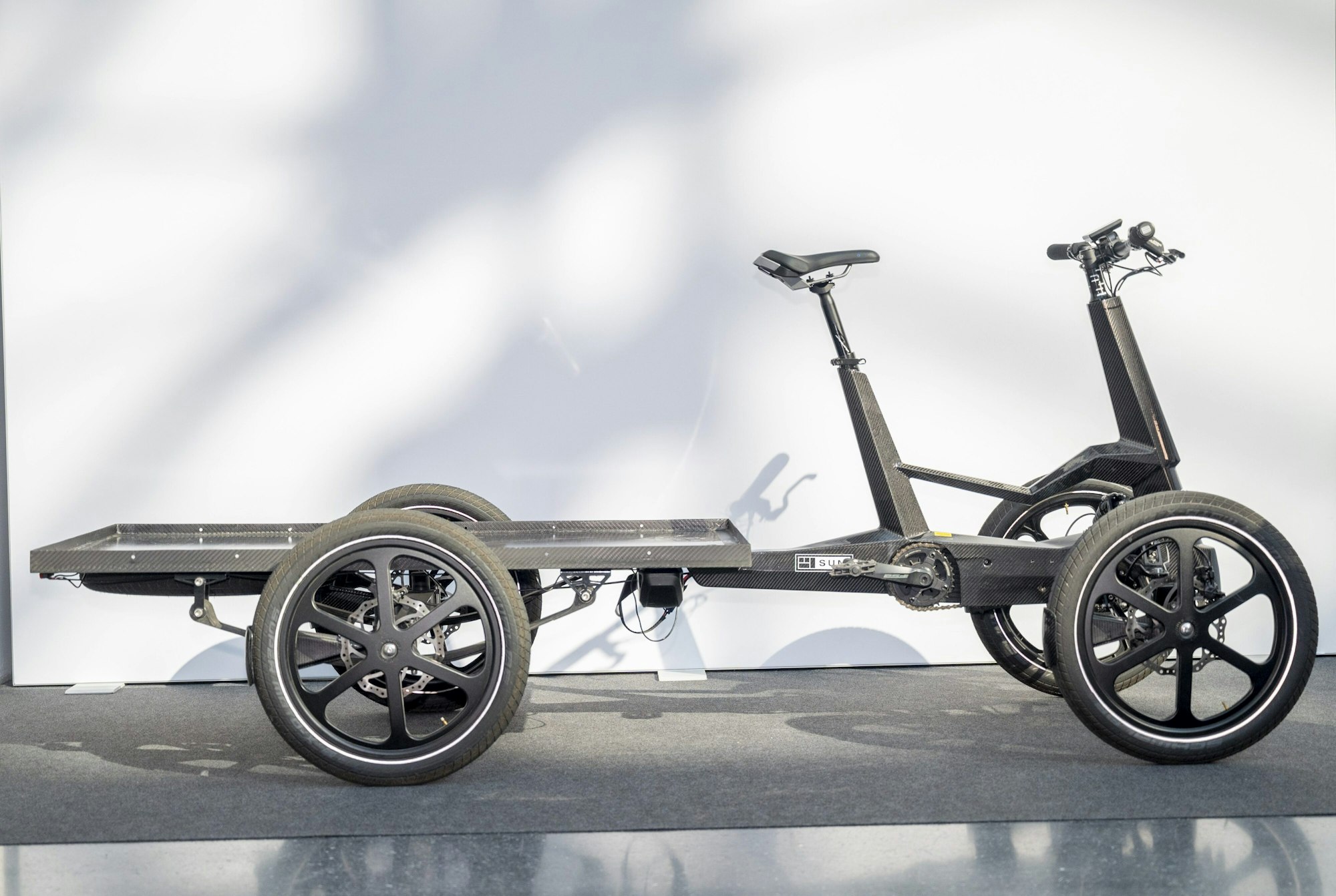 Fahrrad oder schon Kleintransporter? Modelle wie das E-Lastenrad SUM-X vom Hersteller One Less mit vier Rädern lassen den Unterschied immer kleiner werden.