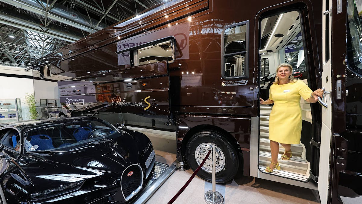 Die Volkner Mobil GmbH aus Wuppertal präsentiert mit einem Kaufpreis von 2,035 Mio. Euro das diesjährig teuerste Wohnmobil auf der Düsseldorfer Messe Caravan Salon.&nbsp;