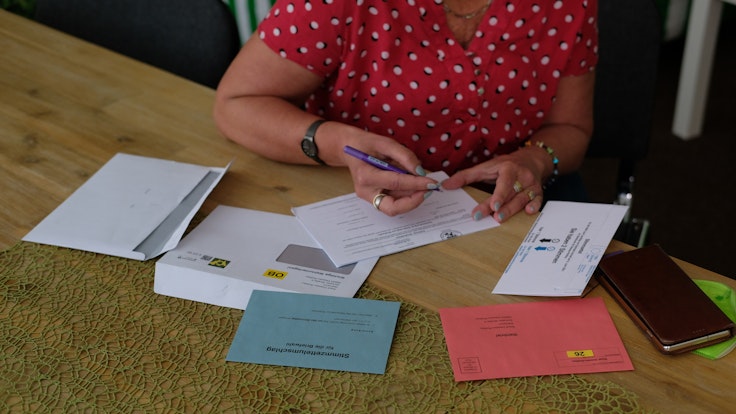 Bundestagswahl 2021: Cornelia Lüddemann (Grüne) füllt die Unterlagen für ihre Briefwahl aus.