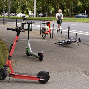E-Scooter stehen auf dem Gehweg an der Aachener Straße in Köln.
