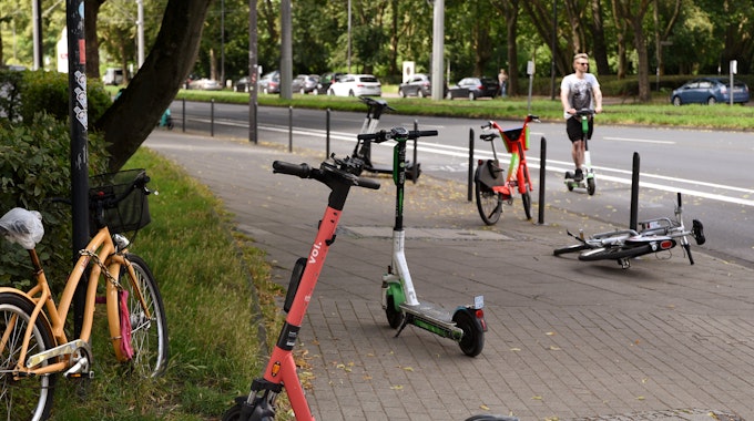 E-Scooter stehen auf dem Gehweg an der Aachener Straße in Köln.