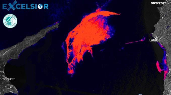 Ein riesiger Ölteppich treibt derzeit östlich der Mittelmeerinsel Zypern. Das Satellitenbild zeigt in Rot den Ölteppich zwischen Syrien (r.) und Zypern (l.)