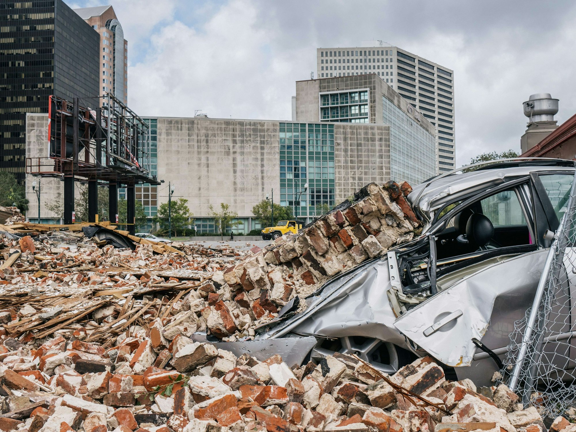 Trümmerteile eines Hauses haben ein Auto in New Orleans (Louisiana) begraben.