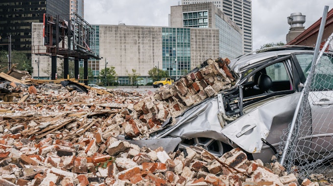 Trümmerteile eines Hauses haben ein Auto in New Orleans (Louisiana) begraben.