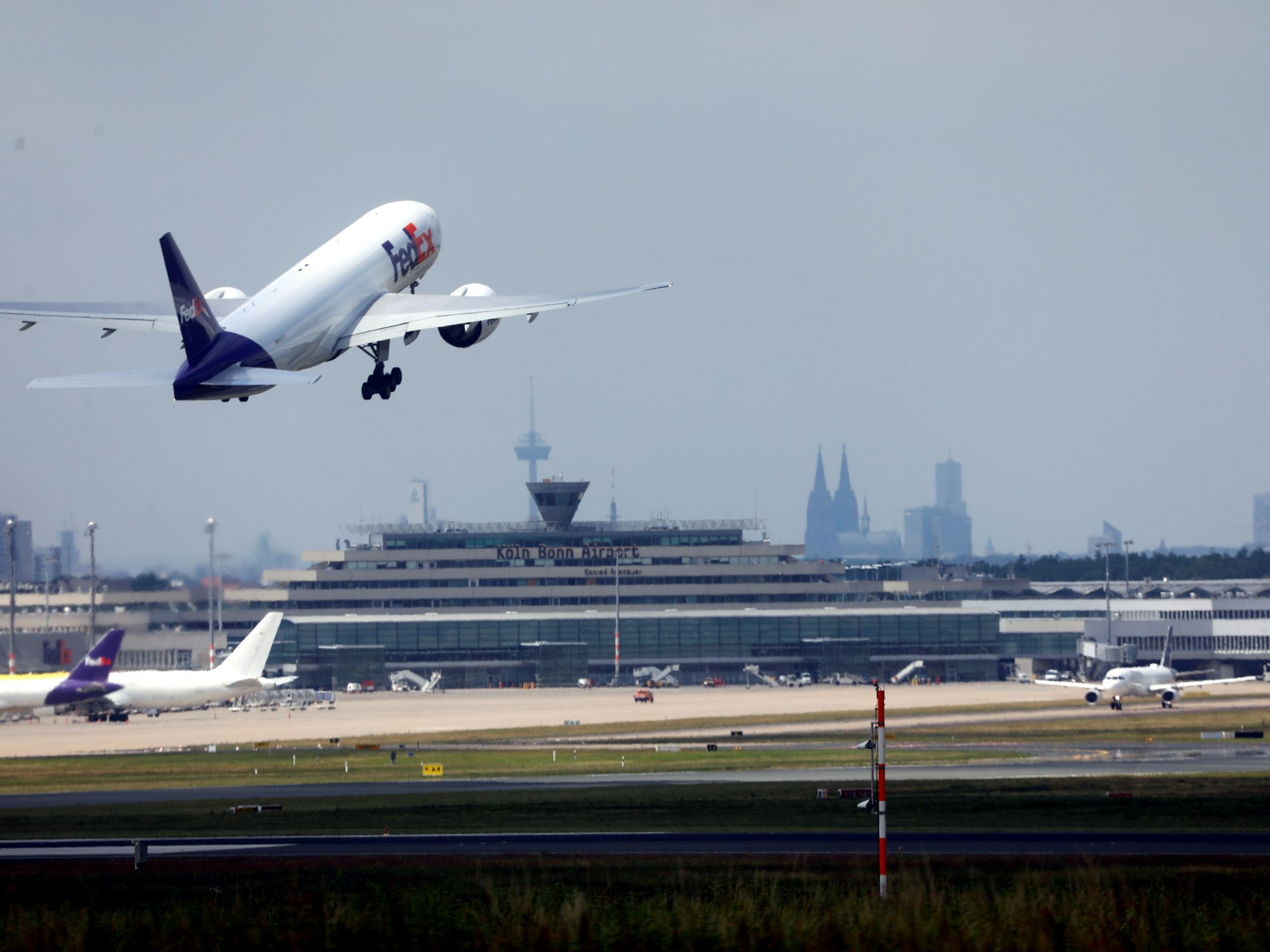 Ein Frachtflieger von FedEx hebt am Köln/Bonn Flughafen ab.