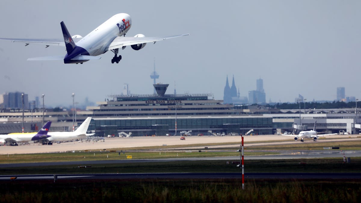Ein Frachtflieger von FedEx hebt am Köln/Bonn Flughafen ab.