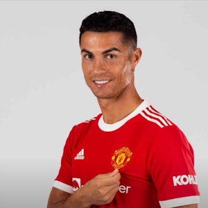 Manchester United präsentiert die ersten Bilder von Cristiano Ronaldo in seinem neuen Trikot.