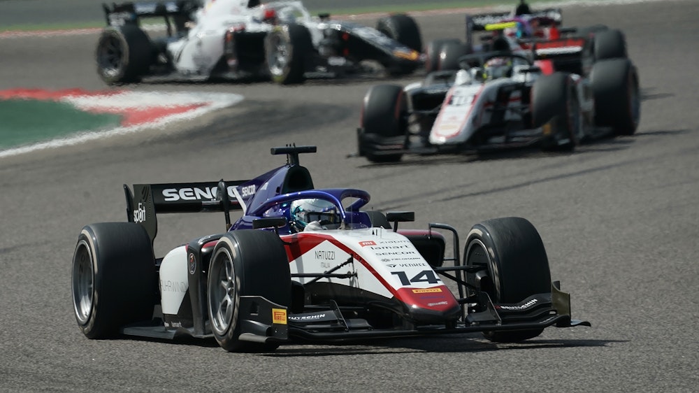 Motorsport: Formel-1-Weltmeisterschaft, Grand Prix von Bahrain, Formel 2 Rennen. David Beckmann (vorn) vom Team Charouz Racing System auf der Strecke. +++ dpa-Bildfunk +++