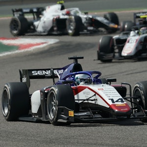 Motorsport: Formel-1-Weltmeisterschaft, Grand Prix von Bahrain, Formel 2 Rennen. David Beckmann (vorn) vom Team Charouz Racing System auf der Strecke. +++ dpa-Bildfunk +++