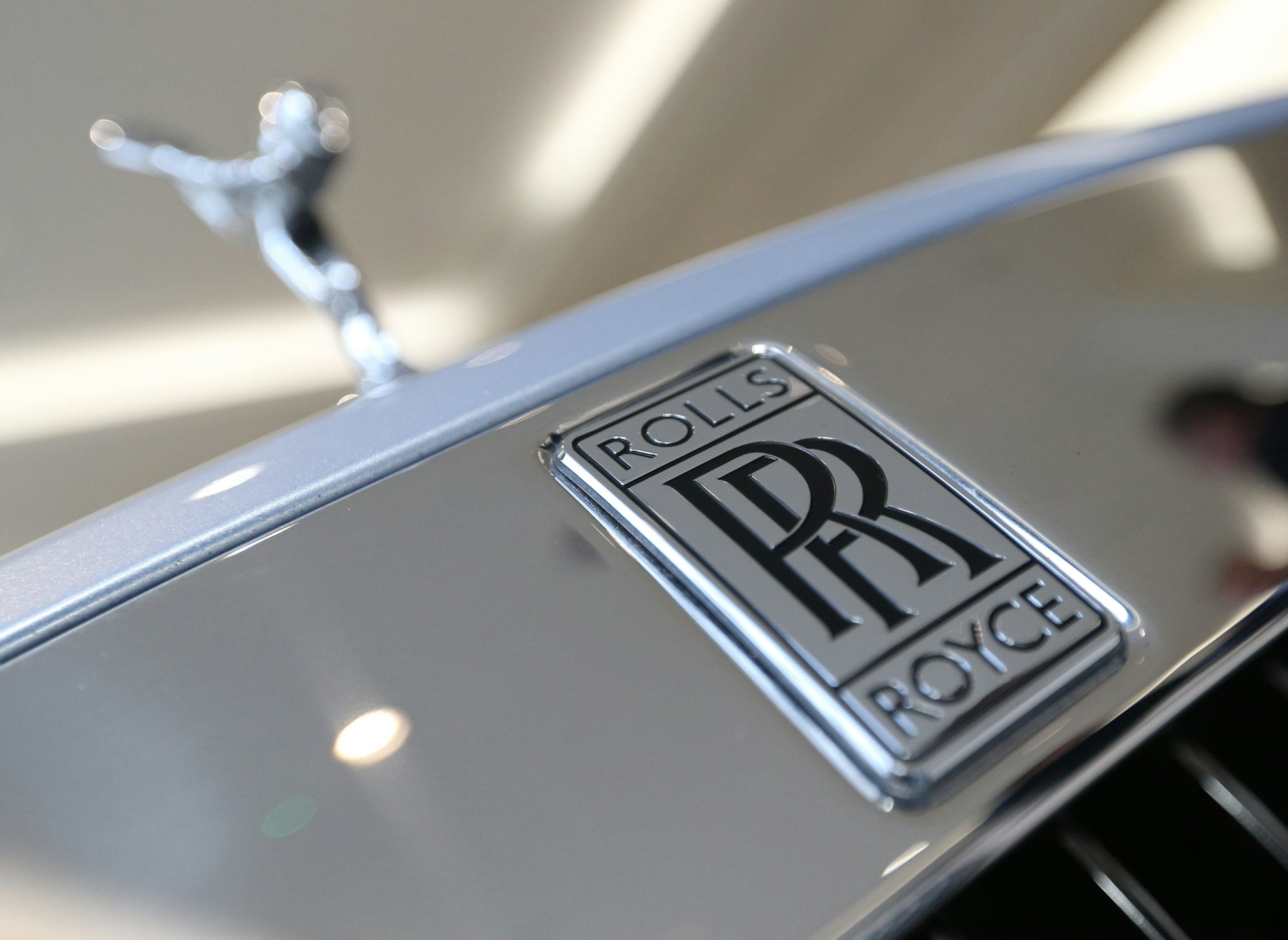 ARCHIV - 10.01.2019, Großbritannien, London: Das Logo eines Rolls-Royce.