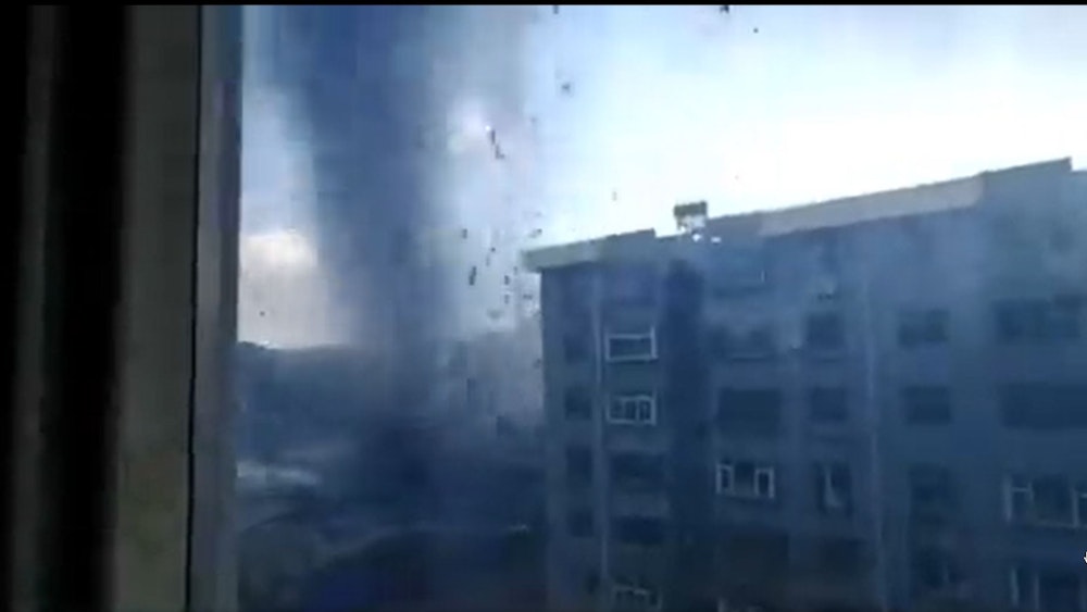 Ein Nutzer teilte auf Twitter das Video von dem Tornado, der durch die Stadt Huludao fegte. Und an seinem Fenster vorbei.
