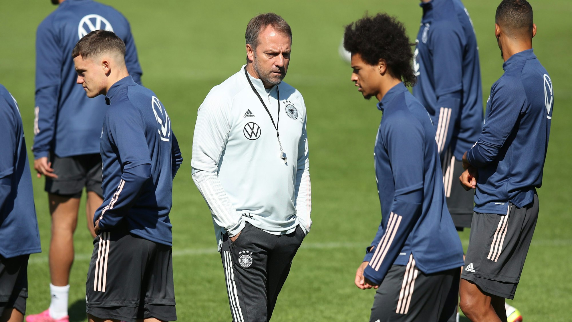 Bundestrainer Hansi Flick (M.) geht zwischen Florian Wirtz (l.) und Leroy Sane. Die Nationalmannschaft trainiert für das WM-Qualifikationsspiel gegen Liechtenstein.