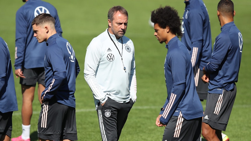 Bundestrainer Hansi Flick (M.) geht zwischen Florian Wirtz (l.) und Leroy Sane. Die Nationalmannschaft trainiert für das WM-Qualifikationsspiel gegen Liechtenstein.