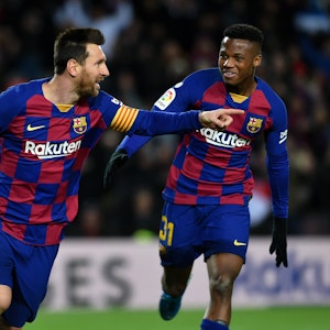 Leo Messi und Ansu Fati bejubeln ein Tor des FC Barcelona.