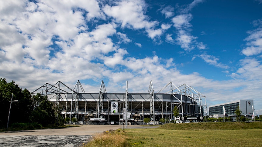 Der Borussia-Park, Stadion des Bundesligisten Borussia Mönchengladbach, samt Nebengebäude von außen am 2. Juli 2020.
