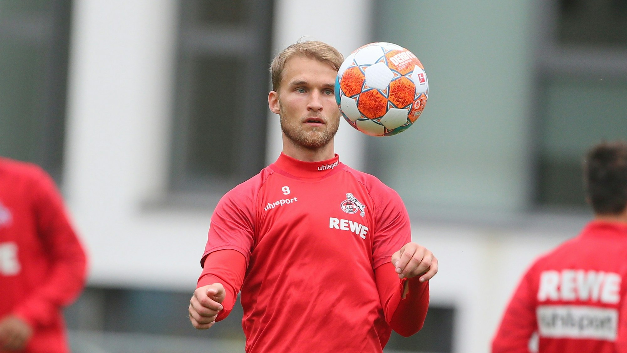 Sebastian Andersson fixiert den Ball beim Training des 1. FC Köln.