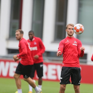 Sebastian Andersson fixiert den Ball beim Training des 1. FC Köln.