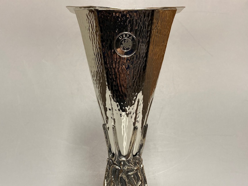 Eine Miniaturausgabe des Europa League Pokals vom Finale 2020.