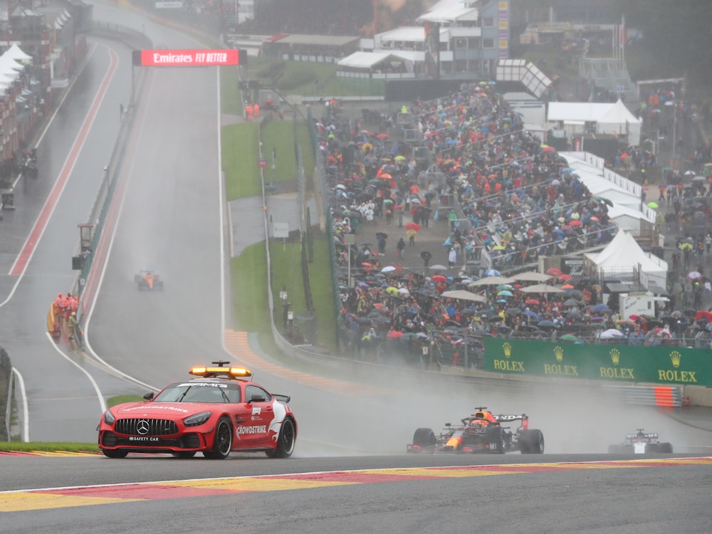 Max Verstappen fährt im Regen in Spa hinter dem Safety-Car her.