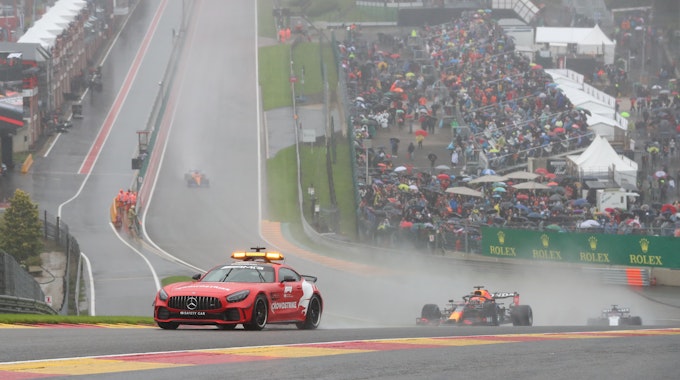 Max Verstappen fährt im Regen in Spa hinter dem Safety-Car her.