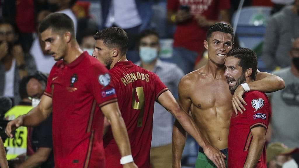 Cristiano Ronaldo feiert oberkörperfrei mit Joao Moutinho