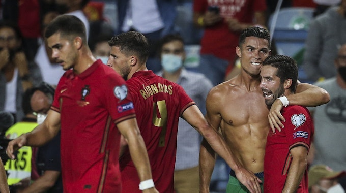 Cristiano Ronaldo feiert oberkörperfrei mit Joao Moutinho