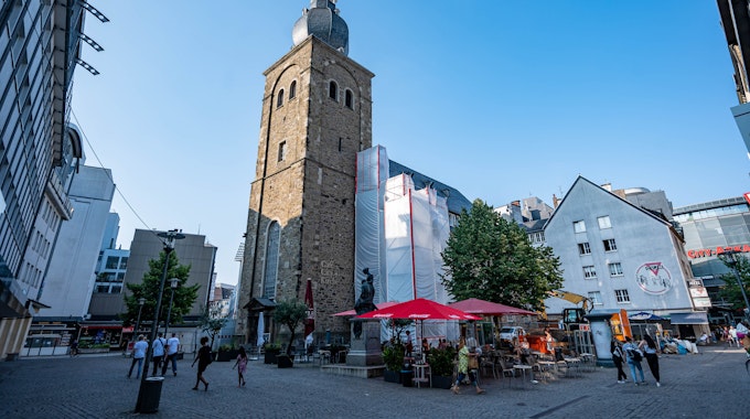 Blick auf eine Kirche Ende Juli in Wuppertal: Die Sieben-Tage-Inzidenz in Nordrhein-Westfalen sinkt weiter. Am höchsten war die Inzidenz weiterhin in Wuppertal, dort steigt der Wert noch.