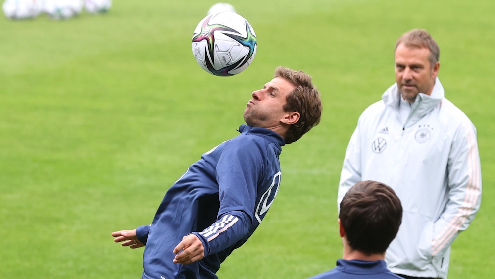 Thomas Müller jongliert beim Training der Nationalmannschaft mit dem Ball.