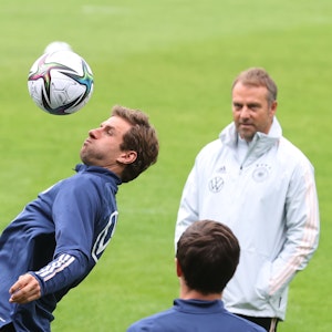 Thomas Müller jongliert beim Training der Nationalmannschaft mit dem Ball.