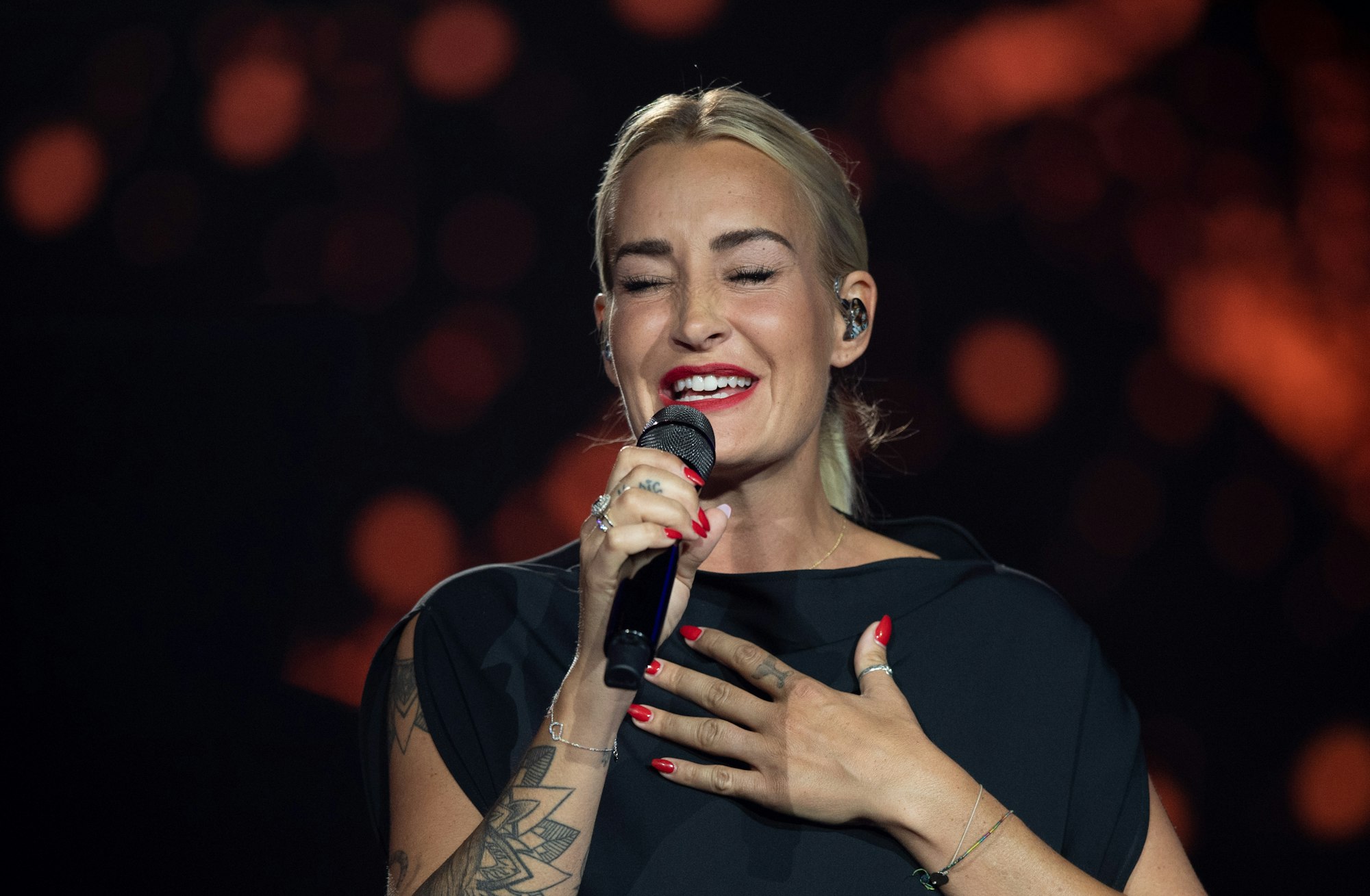 Die deutsche Sängerin Sarah Connor steht auf der Bühne der ARD-Benefizgala in Leipzig und singt. Sie ist an Corona erkrankt.