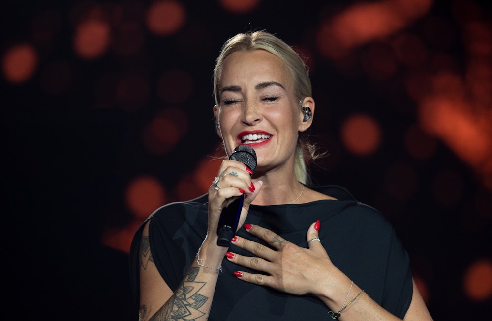 Die deutsche Sängerin Sarah Connor steht auf der Bühne der ARD-Benefizgala in Leipzig und singt. Sie ist an Corona erkrankt.