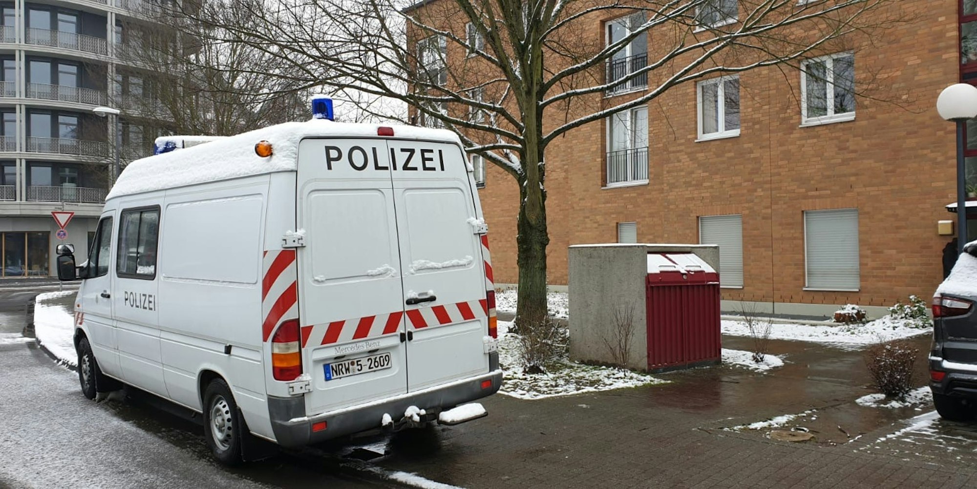 Nach Balkonsturz: Ermittler suchen am Tatort in Deutz nach Spuren.