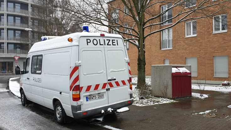 Nach Balkonsturz: Ermittler suchen am Tatort in Deutz nach Spuren.