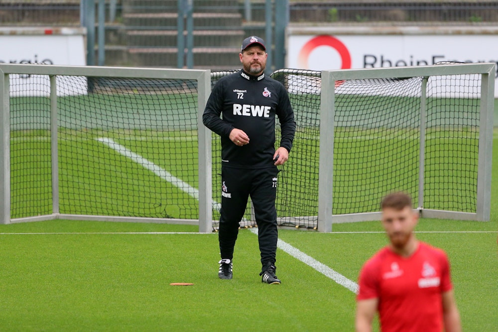 Steffen Baumgart beobachtet das Training des 1. FC Köln