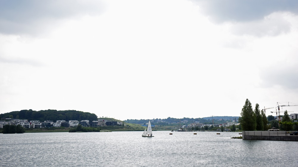 Ein Segelboot auf dem Phoenixsee in Dortmund (Archivfoto von 2016).