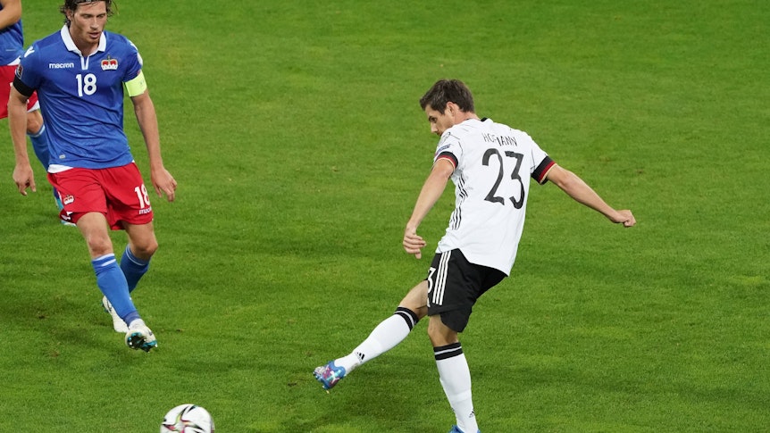 Jonas Hofmann, Profi von Borussia Mönchengladbach, hat beim 2:0-Sieg der deutschen Nationalmannschaft in der WM-Qualifikation gegen Liechtenstein (2. September 2021) spielen dürfen. In dieser Szene spielt er mit dem rechten Fuß den Ball nach vorne.