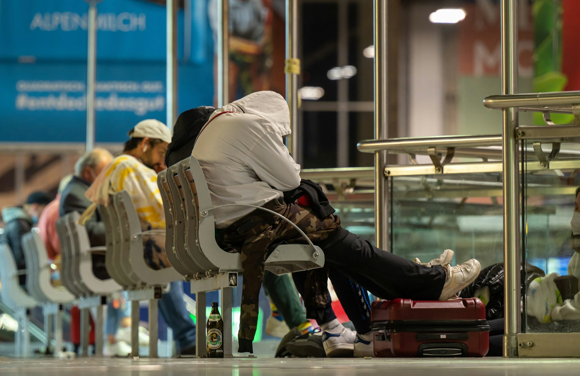 Reisende warten in den frühen Morgenstunden am Hauptbahnhof München. Auf Grund eines Streiks der Gewerkschaft der Lokführer (GDL) fallen Züge aus. Die Gewerkschaft dehnte in den Morgenstunden ihren Streik für bessere Arbeitskonditionen vom Güterverkehr auf die Personenbeförderungen aus.