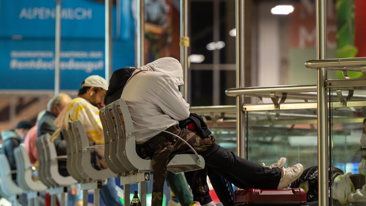 Reisende warten in den frühen Morgenstunden am Hauptbahnhof München. Auf Grund eines Streiks der Gewerkschaft der Lokführer (GDL) fallen Züge aus. Die Gewerkschaft dehnte in den Morgenstunden ihren Streik für bessere Arbeitskonditionen vom Güterverkehr auf die Personenbeförderungen aus.