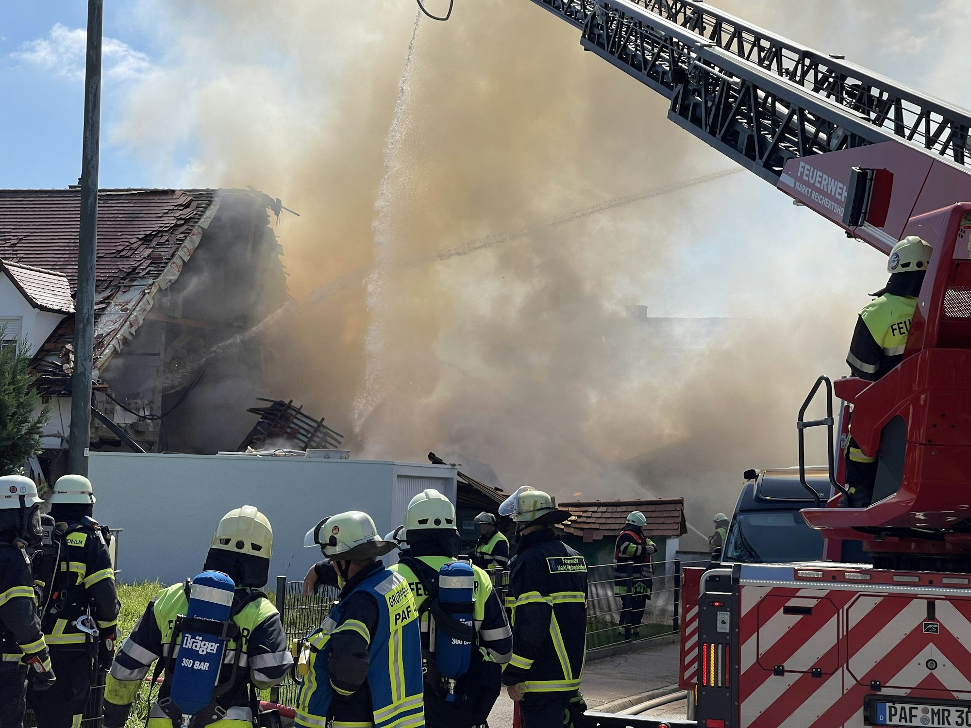 Bei der Explosion in einem Wohnhaus in Bayern ist das Gebäude eingestürzt.