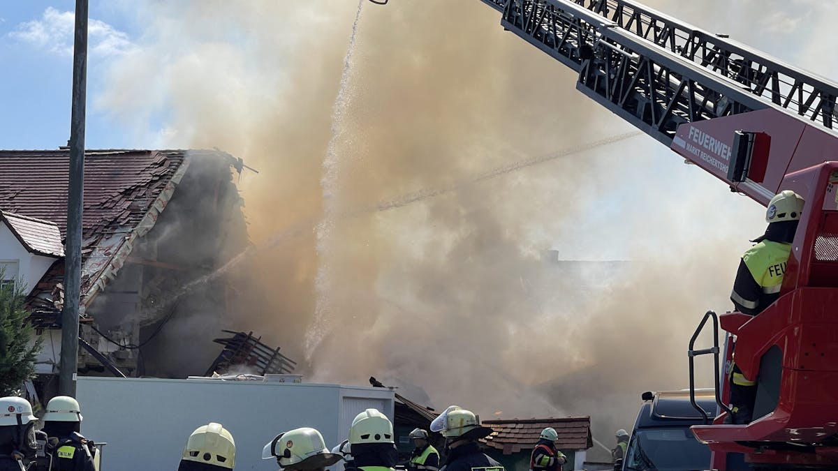 Bei der Explosion in einem Wohnhaus in Bayern ist das Gebäude eingestürzt.