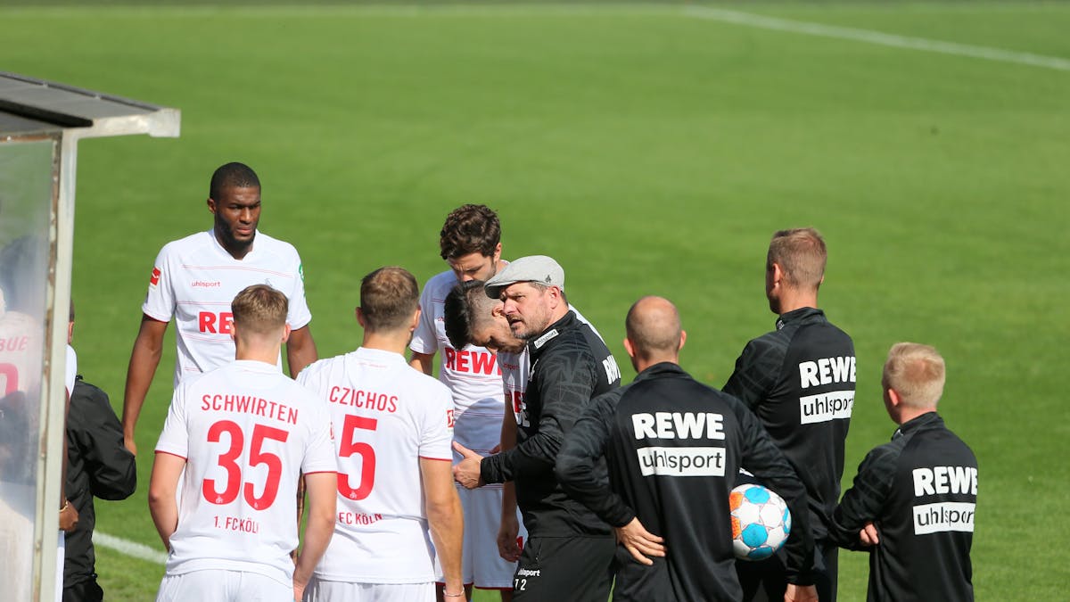 Steffen Baumgart (1. FC Köln) mit seinen Profis