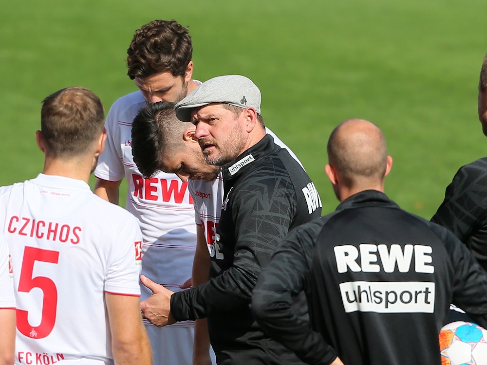 Steffen Baumgart (1. FC Köln) mit seinen Profis