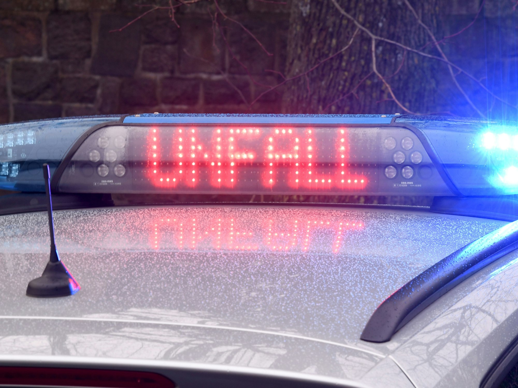 Die Leuchtschrift Unfall ist auf dem Dach eines Streifenwagens der Polizei in Kiel zu sehen.