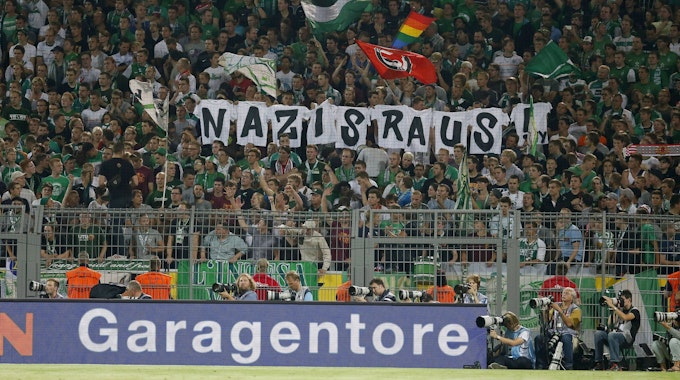 Die Bremer Kurve zeigt ein Transparent mit dem Spruch: „Nazis raus!“