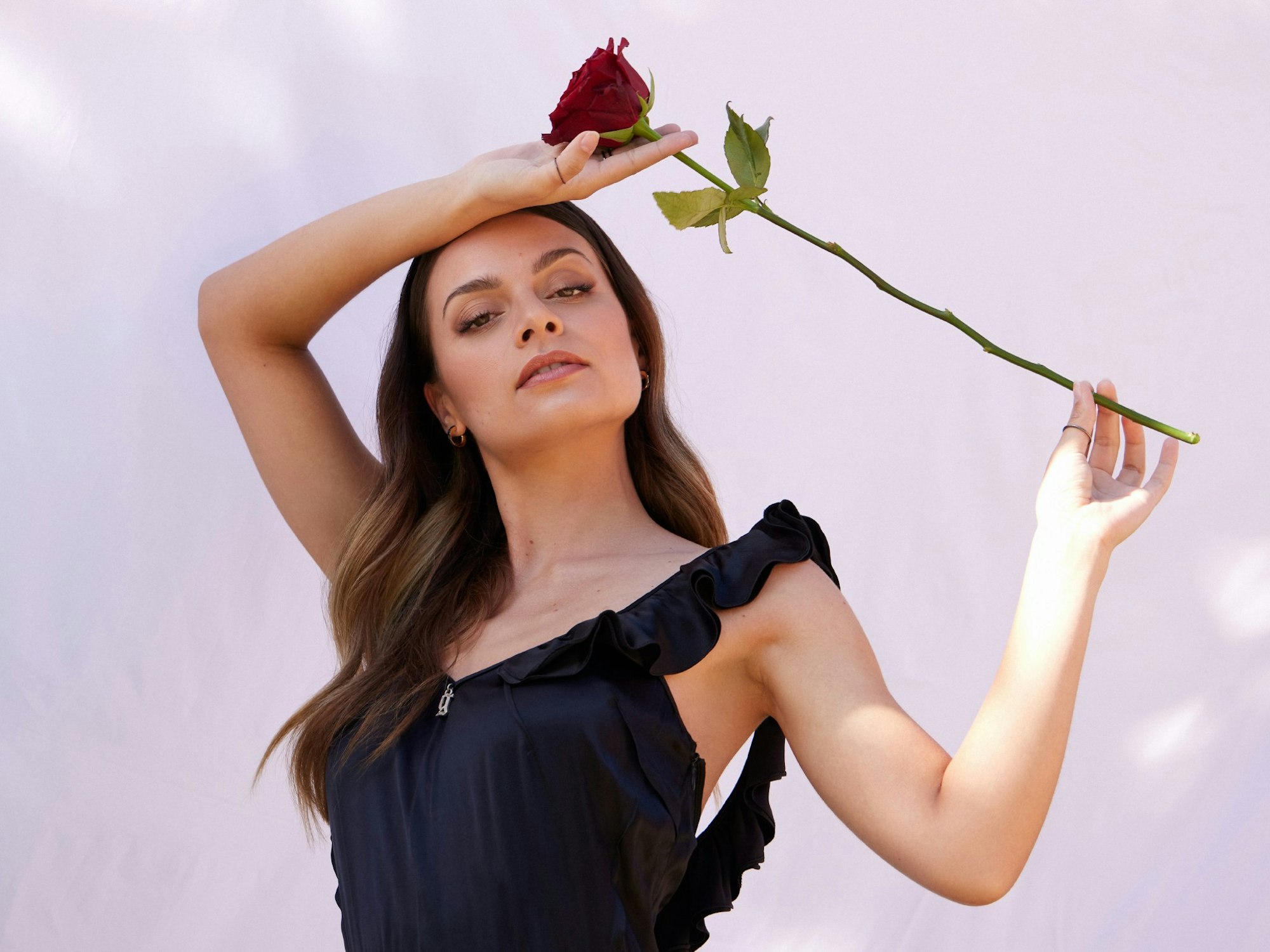 „Bachelorette“ Maxime Herbord hält eine Rose in der Hand.