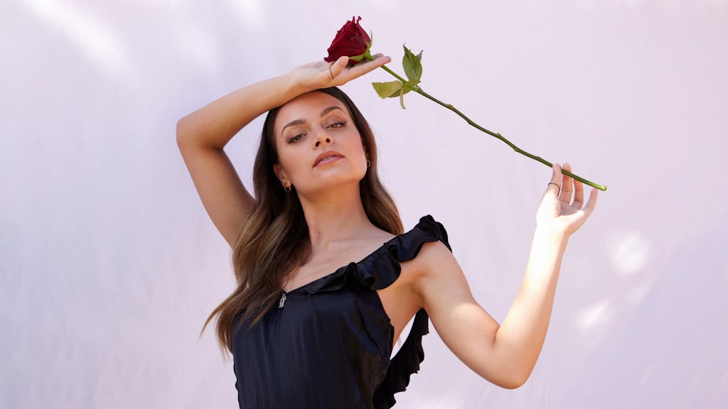 „Bachelorette“ Maxime Herbord hält eine Rose in der Hand.